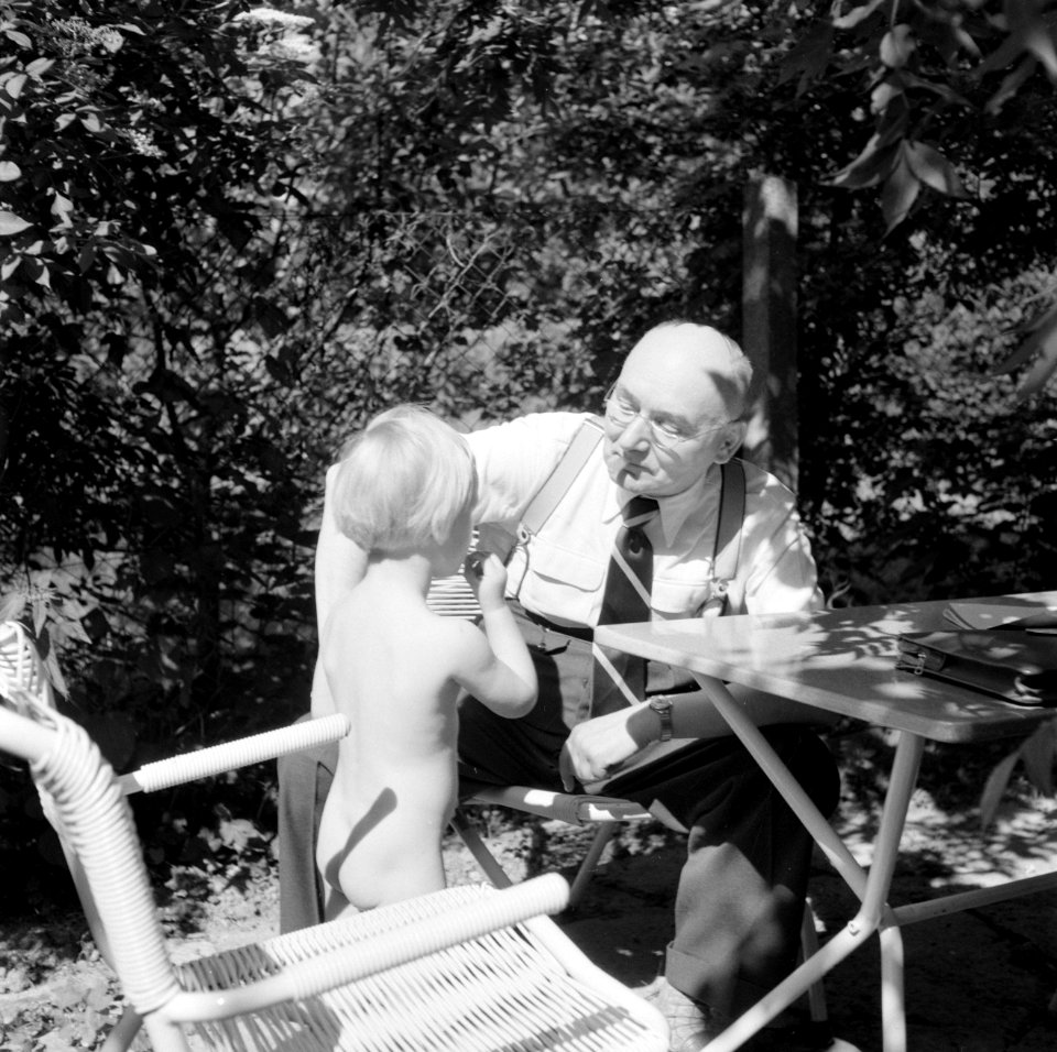 Dr Richter spelend met meisje in de tuin van de woning van Bachmann, Bestanddeelnr 254-4628