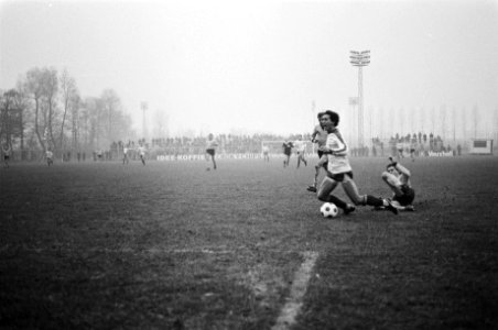 FC Amsterdam tegen NAC 1-0 Andre Wetzel wordt gehaakt door Krijnen, penalty, Bestanddeelnr 928-9216