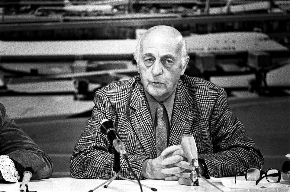 Dr S Mansholt terug uit Chili op Schiphol Sicco Mansholt tijdens persconferen, Bestanddeelnr 927-8197