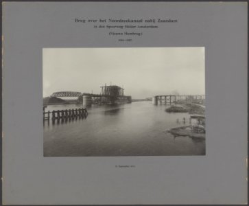 Draaibrug in aanbouw over het Noordzeekanaal bij Zaandam in de spoorweg Den Held, Bestanddeelnr 570