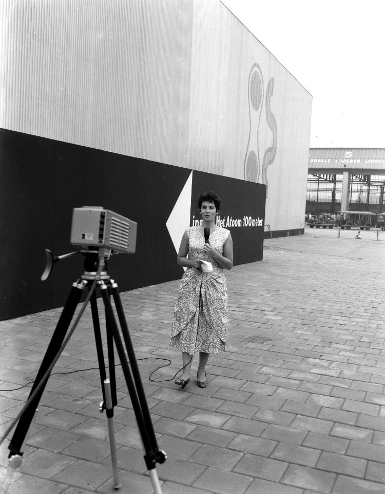 Draadtelevisie distributiesysteem op Het Atoom . Mies Bouwman met camera, Bestanddeelnr 908-8413