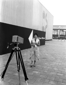 Draadtelevisie distributiesysteem op Het Atoom . Mies Bouwman met camera, Bestanddeelnr 908-8413
