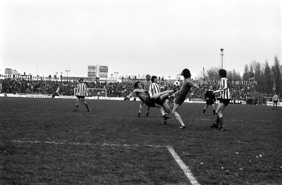 FC Den Haag tegen PSV 1-1, Willy van der Kuylen in de klem, Bestanddeelnr 927-6752