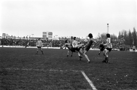 FC Den Haag tegen PSV 1-1, Willy van der Kuylen in de klem, Bestanddeelnr 927-6752