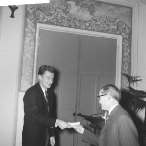 Dr van Lierop en Harry Mulisch (links), Bestanddeelnr 913-1575