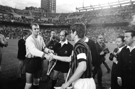 Europacupfinale te Madrid. Ajax tegen AC Milaan 1-4. Toss aan het begin van de w, Bestanddeelnr 922-4692