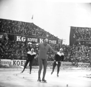 Europese Schaatskampioenschappen te Deventer, Ard Schenk met achter hem twee Nor, Bestanddeelnr 918-7108