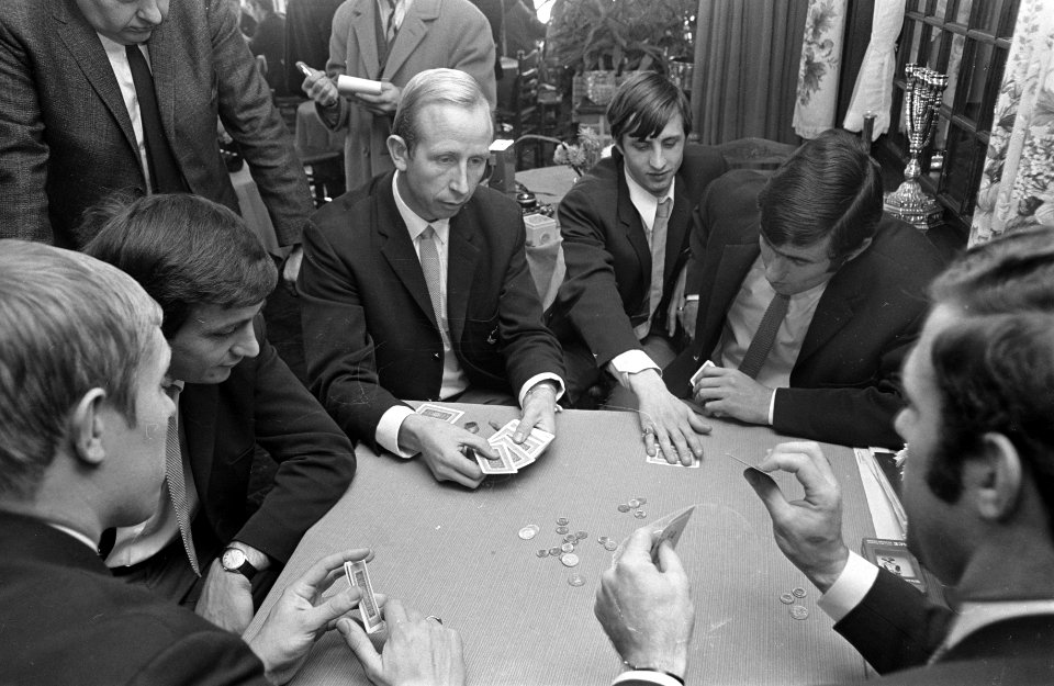 Europa-cup, Ajax traint bij Wassenaar spelletje poker, v.l.n.r. Pronk, Vasovic, , Bestanddeelnr 921-8445
