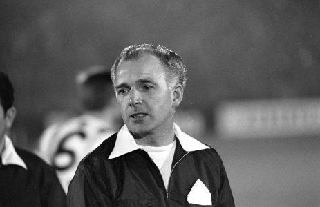 FC Koln-ADO 3-0, om Europacup II scheidsrechter Jones (uit Wales), kop, Bestanddeelnr 921-8930