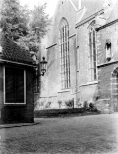 Exterieur van de Grote Kerk in Edam vanuit het zuiden met laat-gotisch portaal m, Bestanddeelnr 252-0723