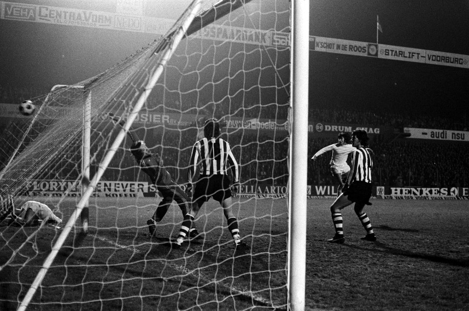 FC Den Haag tegen Sparta 1-0 (beker), Den Haag scoort langs keeper Doesburg, Bestanddeelnr 927-7995