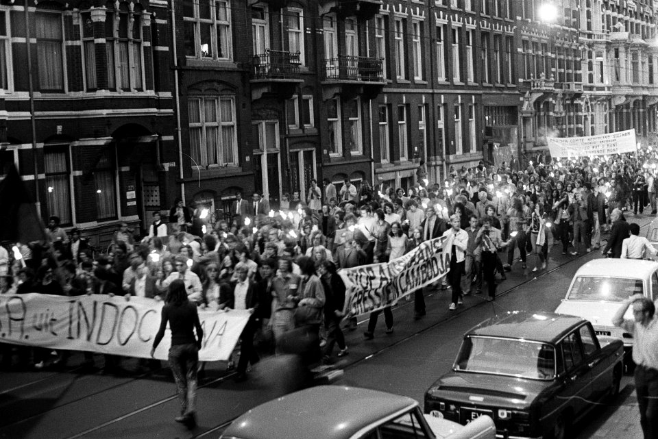 Fakkeloptocht tegen Amerikanen in Indo China van jongeren in Amsterdam demonstr, Bestanddeelnr 923-5769