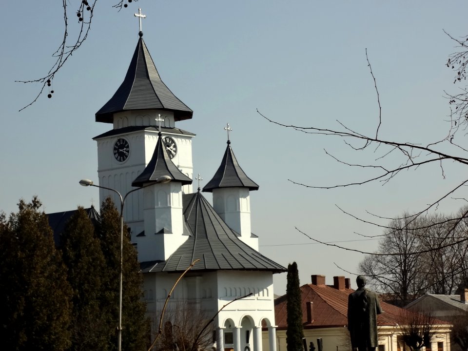 Falticeni eglise 1 et statue de mihail sadoveanu