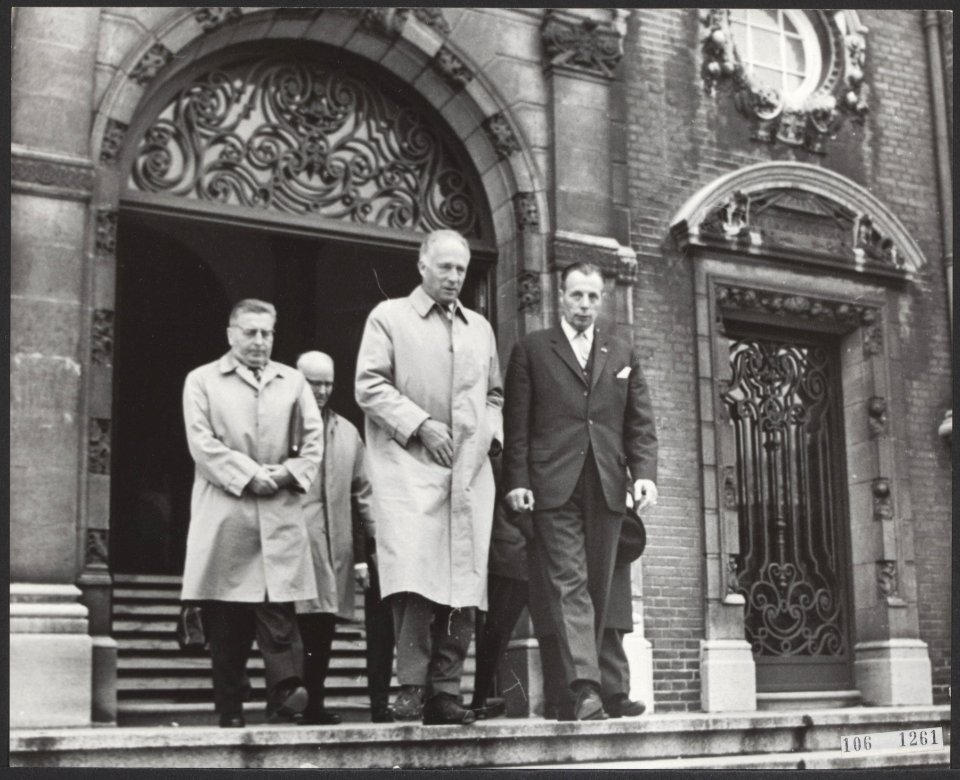 Ex-koning Leopold III van België heeft het Instituut voor de Tropen in Amsterdam, Bestanddeelnr 106-1261