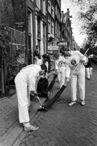 EO-schoonmaakactie in de binnenstad Amsterdam EO-ers maken straat schoon, Bestanddeelnr 933-3485