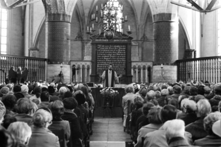 Eucharistieviering in St Bavokerk Haarlem, pastoor Moo leidt dienst, overzicht, Bestanddeelnr 925-1123