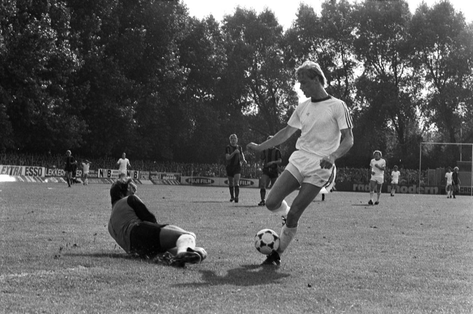 Excelsior - Feijenoord 0-2 Petur Petursson scoort het eerste doelpunt langs doe, Bestanddeelnr 930-4560