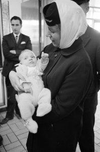 Evacues uit Nederlands Nieuw-Guinea (baby in arm stewardess), Bestanddeelnr 913-9691