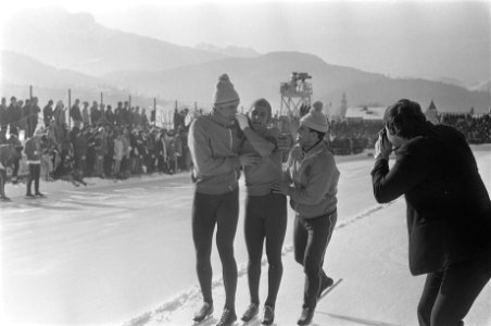 Europese kampioenschappen Schaatsen te Innsbruck. Jan Bols (midden) na 10.000m, , Bestanddeelnr 923-1866