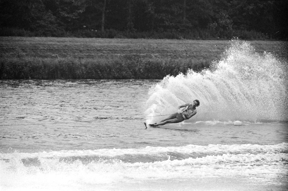 Europese waterskikampioenschappen op Bosbaan Teddo Peer tijdens slalom, Bestanddeelnr 927-3551