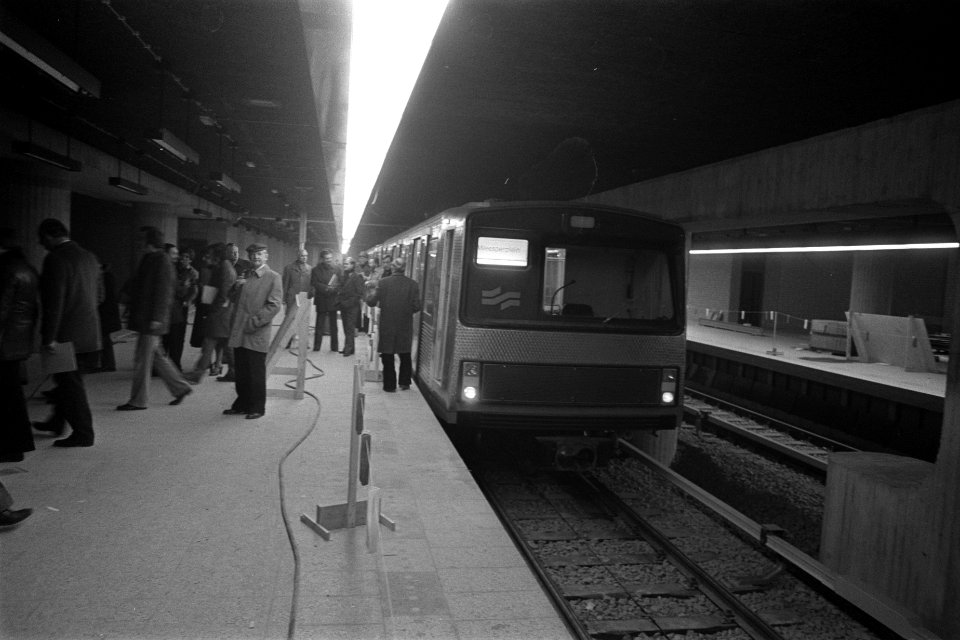 Excursie door metrobuis op perron station Weesperplein, Bestanddeelnr 929-0100