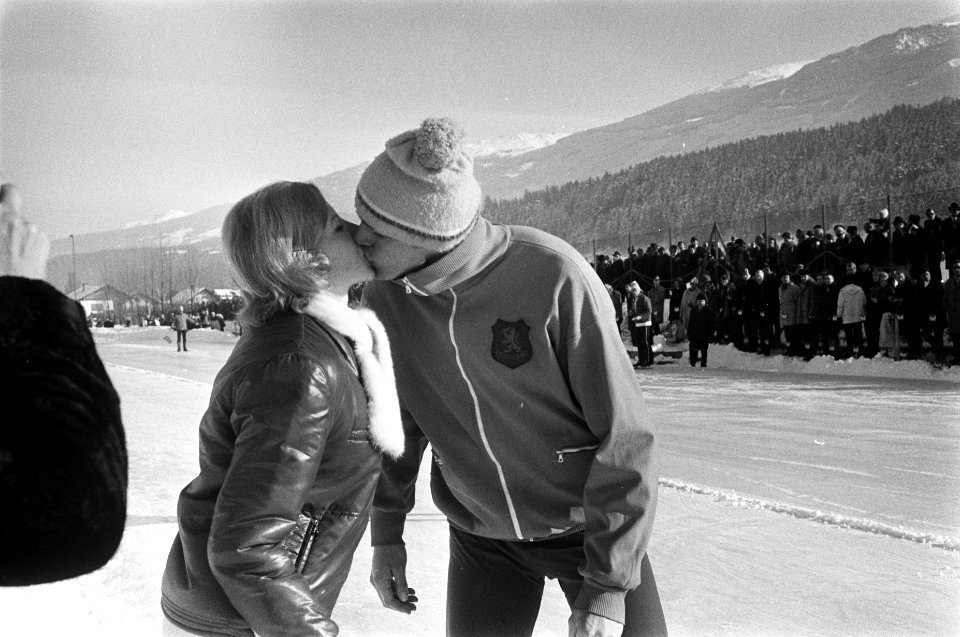 Europese kampioenschappen Schaatsen te Innsbruck. Ard Schenk wordt gekust door v, Bestanddeelnr 923-1859