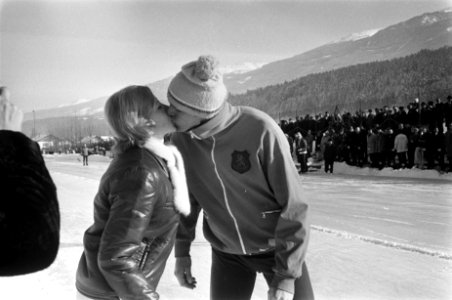 Europese kampioenschappen Schaatsen te Innsbruck. Ard Schenk wordt gekust door v, Bestanddeelnr 923-1859