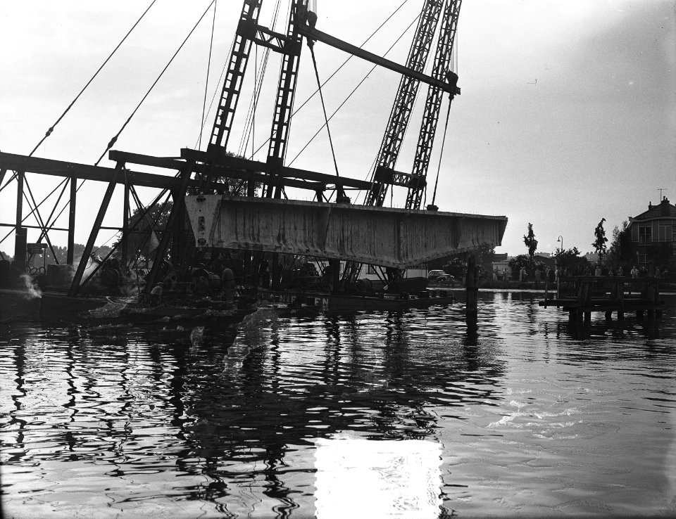 Excursie van 250 ingenieurs bij nieuwe Amstelbrug. Amstelbrug zelf, Bestanddeelnr 905-7888