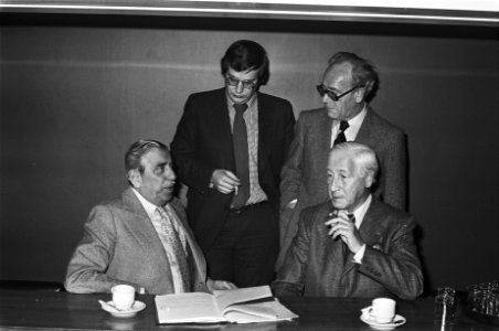 Eric Vilé (tweede van links) met mede bestuursleden, Bestanddeelnr 929-0682