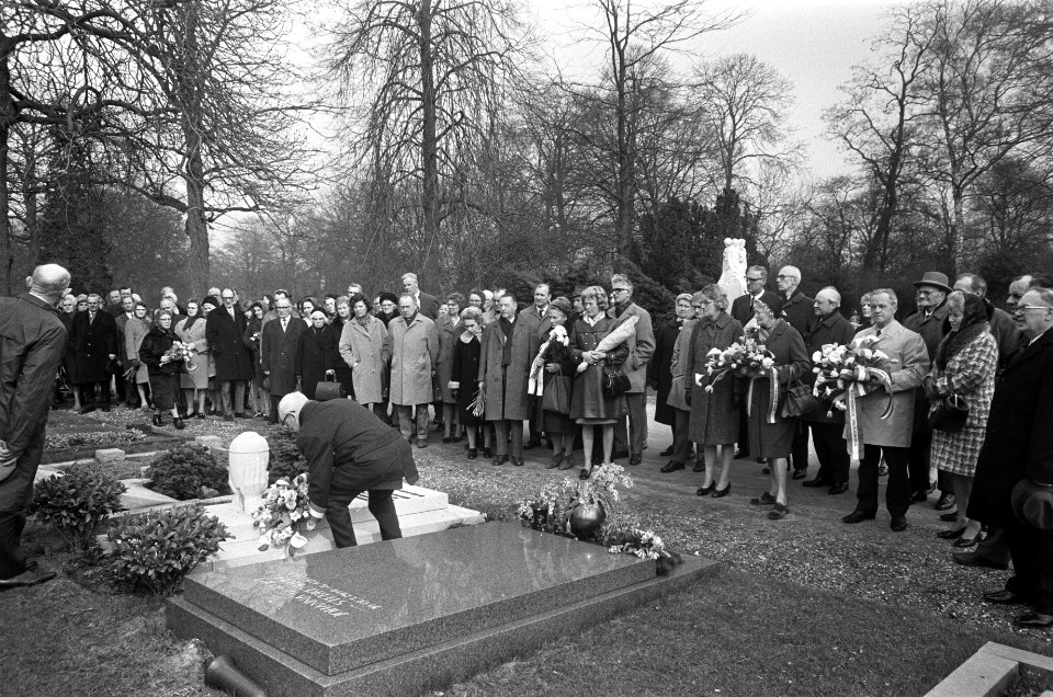 Er worden bloemen gelegd bij het Buchenwaldmonument, Bestanddeelnr 923-4310