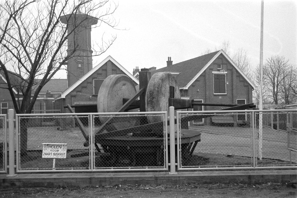Exterieur van de Koninklijke Nederlandse Springstoffenfabriek te Ouderkerk aan d, Bestanddeelnr 912-1365