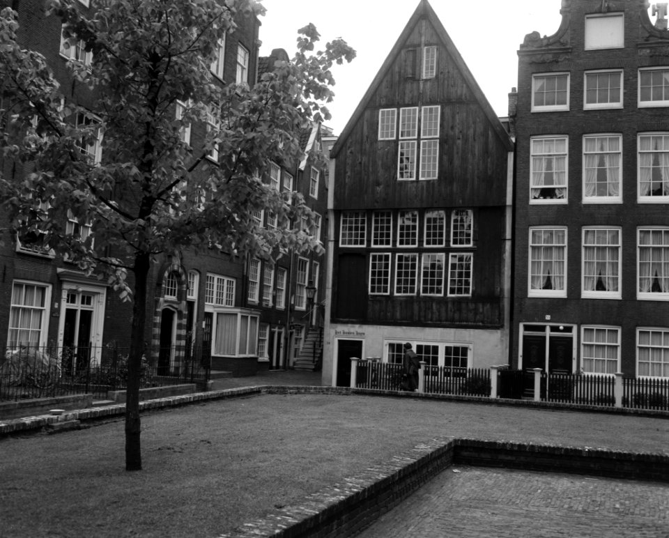Exterieur van Het Houten Huys waarin de stichting Commissie voor huishoudelijk, Bestanddeelnr 916-4248