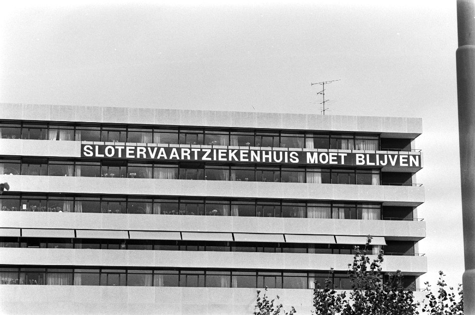 Exterieur van het Slotervaartziekenhuis met spandoek Slotervaartziekenhuis moe…, Bestanddeelnr 932-3156