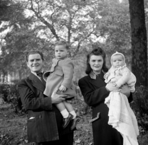 Familieportret van Paddy en zijn gezin, Bestanddeelnr 191-1051
