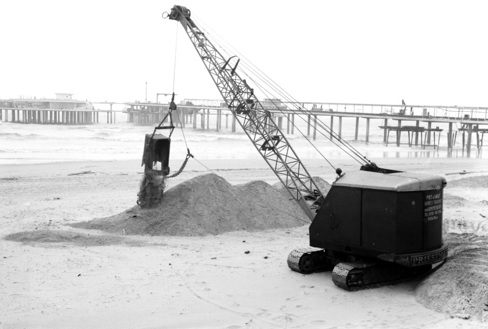 Egaliseren van het strand te Scheveningen voor het komend seizoen, Bestanddeelnr 912-2143