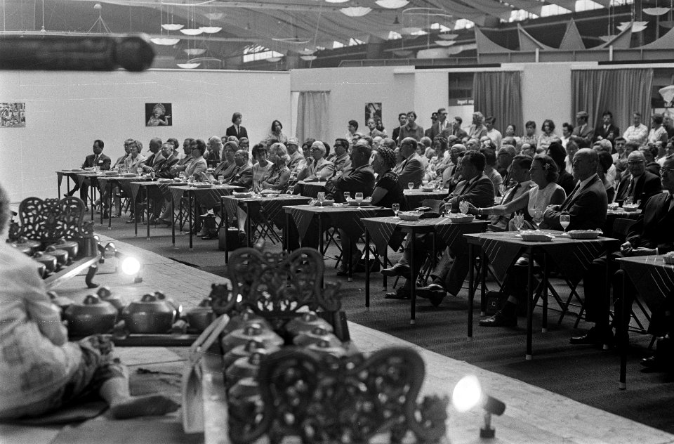 Een kijkje in de zaal, Bestanddeelnr 922-5633