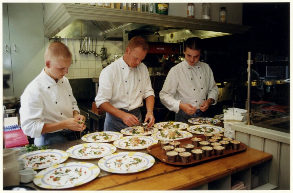 Een kijkje in de keuken van restaurant De Gekroonde Hamer. NL-HlmNHA 54037240