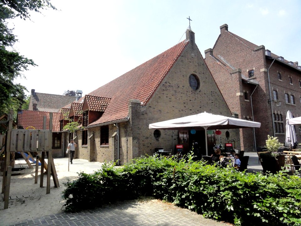 Enschede, voormalige Bernadettekerk naast klooster Dolphia, exterieur