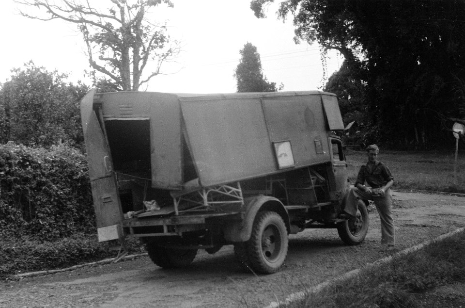 Een vernielde vrachtwagen of mobiele kantine in Fort de Kock, Bestanddeelnr 3193