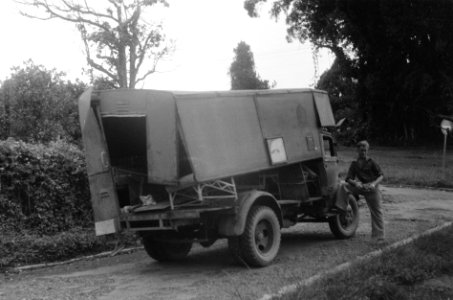 Een vernielde vrachtwagen of mobiele kantine in Fort de Kock, Bestanddeelnr 3193