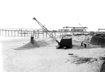 Egaliseren van het strand te Scheveningen voor het komend seizoen, Bestanddeelnr 912-2147 photo