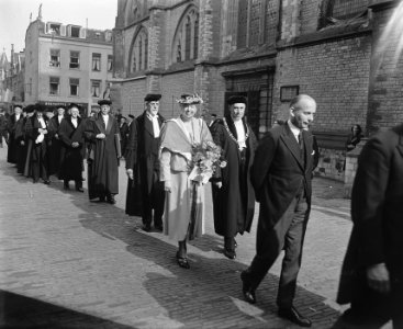 Erepromotie Mevrouw Roosevelt . Buiten aankomst koningin, Bestanddeelnr 902-6986
