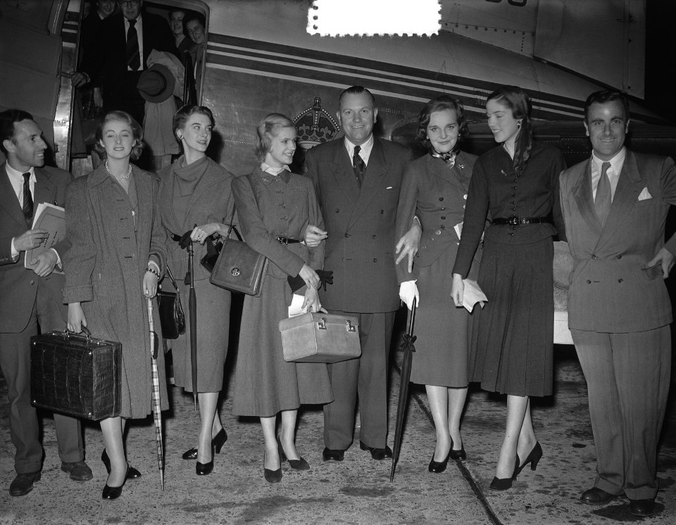 Engelse mannequins arriveren op Schiphol, Bestanddeelnr 905-2950