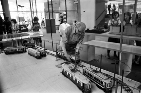 Enkele modellen van oude trams worden geplaatst, Bestanddeelnr 928-0979 photo