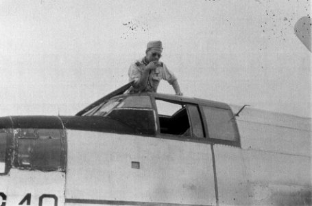 Een kapitein van het KNIL staat in de cockpit van een B-25 Mitchell bommenwerper, Bestanddeelnr 5926