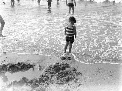Een kind in de branding op het strand in Scheveningen, Bestanddeelnr 189-0743