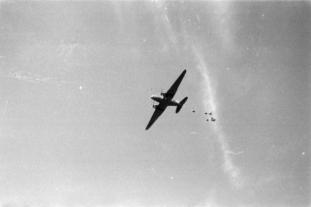 Een vliegtuig werpt voorraden per parachute af, Bestanddeelnr 280-6-5