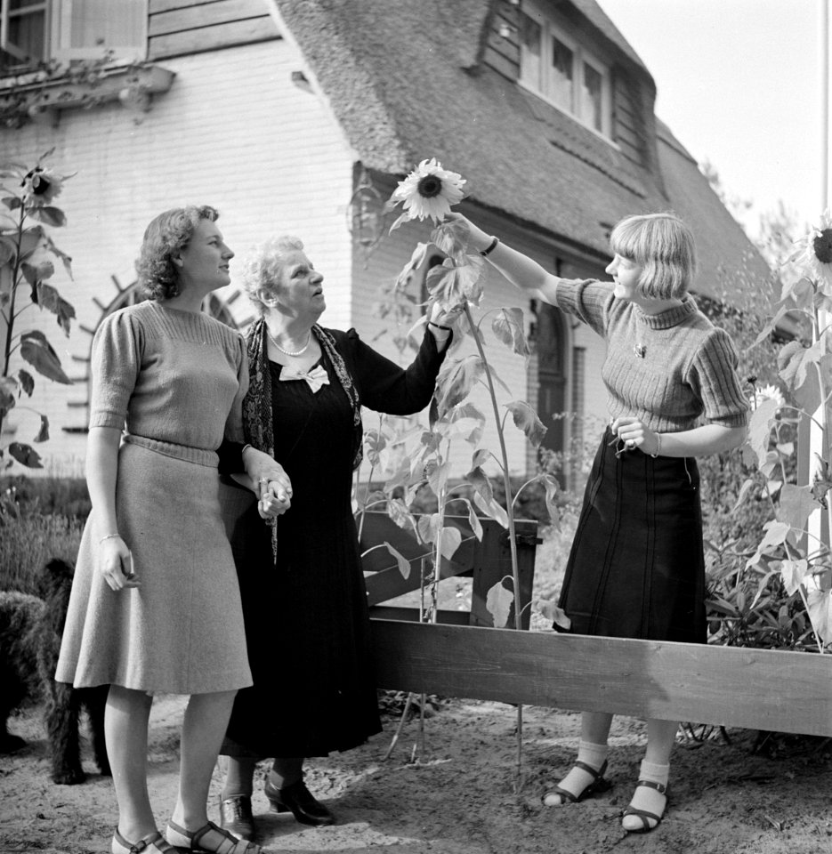 Een vrouw, waarschijnlijk de moeder van Van de Poll, met twee jonge vrouwen in d, Bestanddeelnr 191-1117