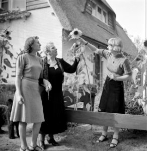 Een vrouw, waarschijnlijk de moeder van Van de Poll, met twee jonge vrouwen in d, Bestanddeelnr 191-1117