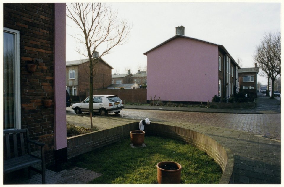 Een roze geschilderde zijgevel in de Poolsterstraat in IJmuiden. NL-HlmNHA 54050112
